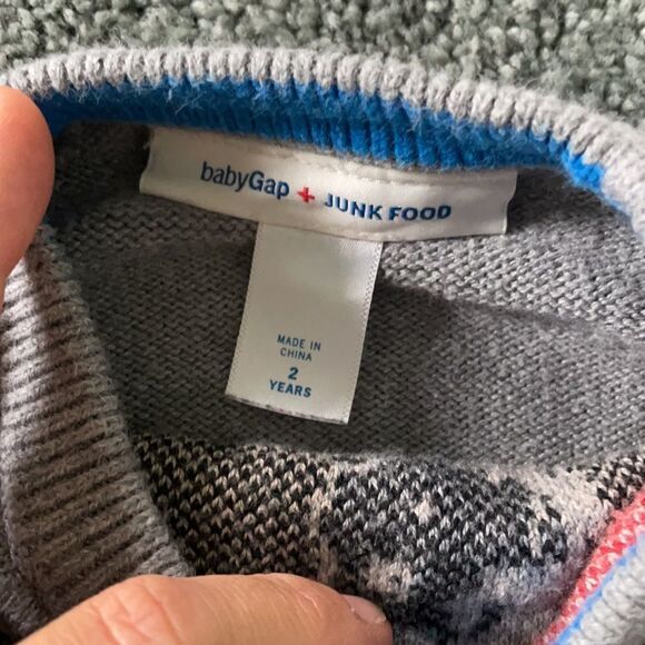 3 for $20 - Gap Superman Toddler sweater - Picture 2 of 3